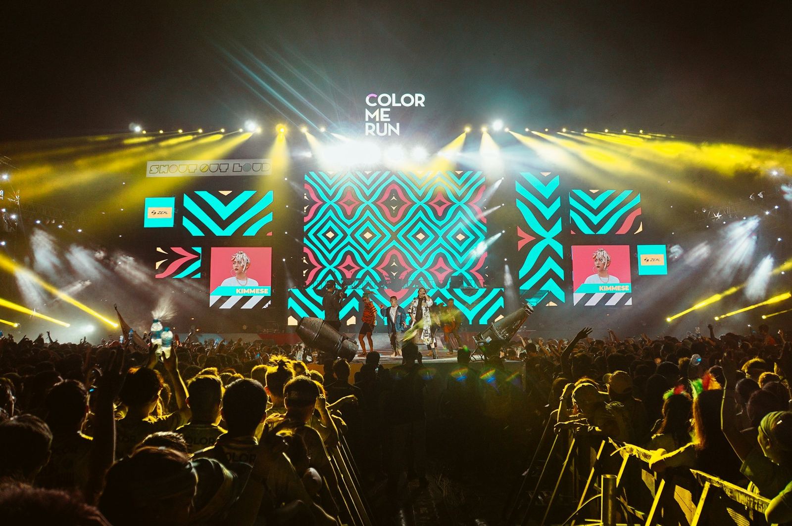 Público frente a un escenario de festival