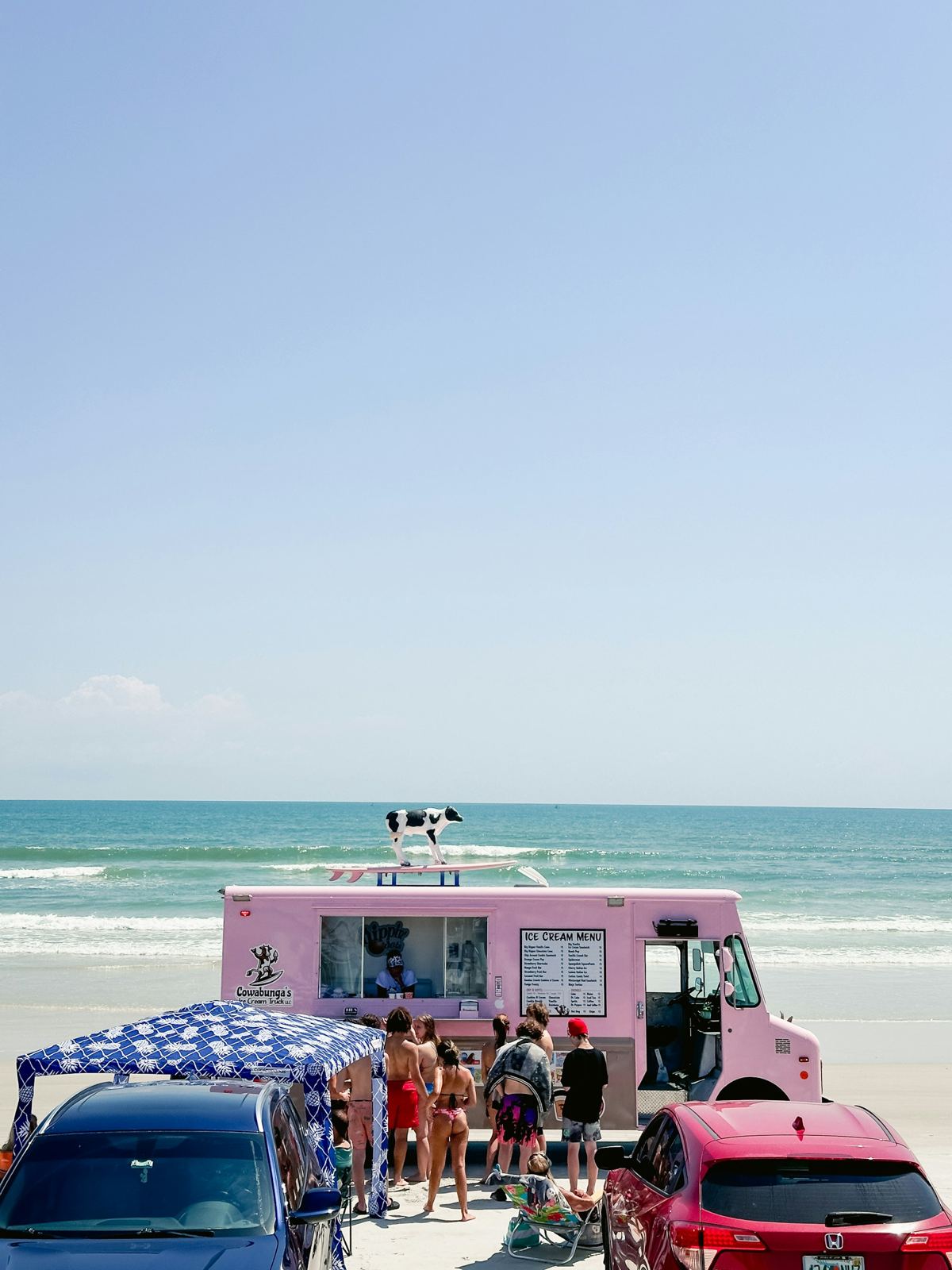 Food truck aparcado junto a una playa